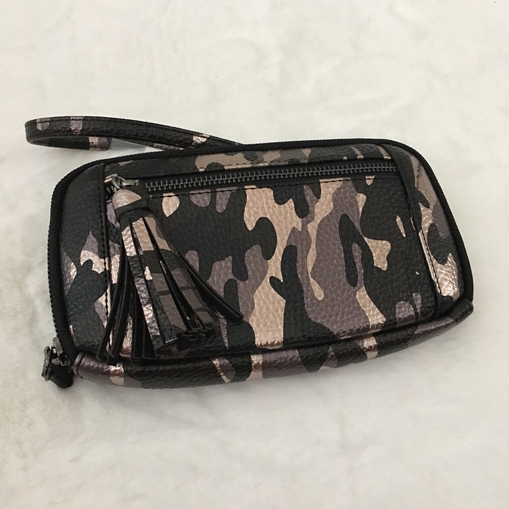 NWT Steve Madden Camo Wristlet - Picture 3 of 6